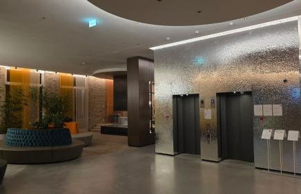 Business suite with skyline view with parking space - Foto 17