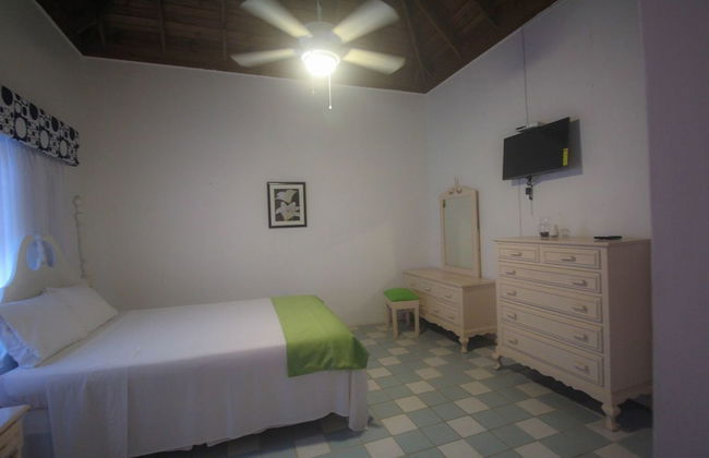 Kenwood Villa - Photo 2