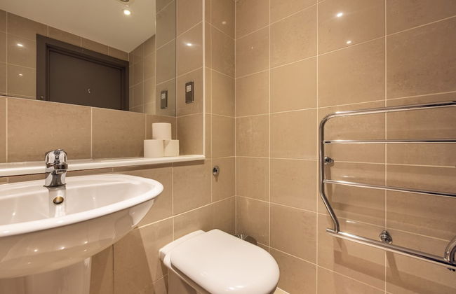 Spacious 2 Bed - Battersea High Street - Photo 26