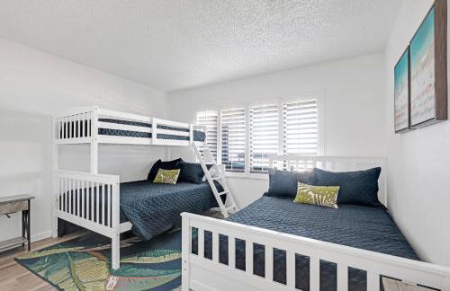 Oceanfront with great beach views from all rooms & balcony, heated pool, and garage - Photo 17