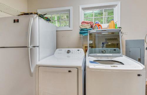 Enchanting Creekside Cottage with Hot Tub - Foto 22