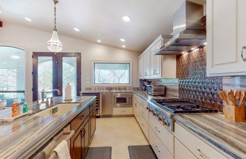 Lakefront home with hot tub, dock, kayaks, central AC, & great lake views - Foto 8