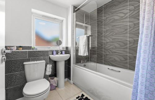 New large townhouse 3 bedrooms 4 beds and parking - Foto 8