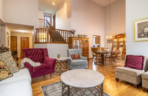 Sleeps 12! Main Level Primary Suite-Beautiful Backyard Oasis - Photo 2