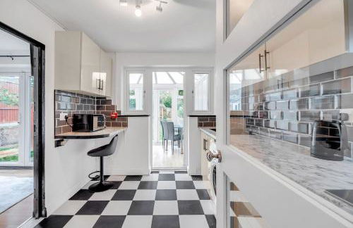 Spacious 4-Bed Haven in Orpington Retreat - Photo 8