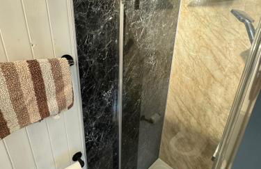 unique sheperds hut private hot tub, ensuite & kitchenette - Photo 12