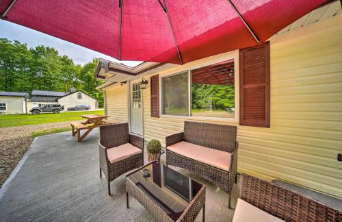 Jamestown Retreat with Hot Tub - Walk to Lake! - Foto 15