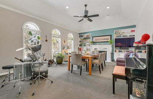 Endless Fun! Family Home with Spacious Yard in Clive - Foto 1