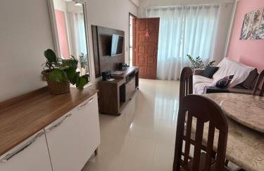 Apê térreo com churrasqueira e área externa e garagem exclusiva até 4 hóspedes 5 min praia Abricó e 7 min do Centro - Foto 1