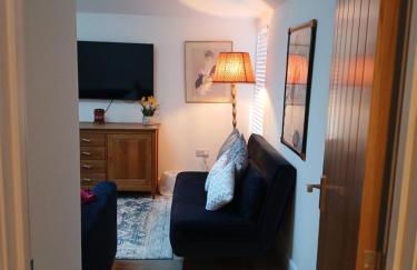 Luxury 1 bed apartment close to Airport and Exhibition centre ideal for short long term stays very cosy nicely furnished for comfort with all mod cons FreeParking on site Free WIFI - Foto 21