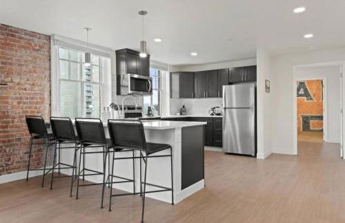 Spacious Apartment with King Beds - J and K on Main - Foto 9