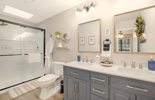 Gritz & Giggles, Where Southern Charm Meets Belly Laughs - Foto 33