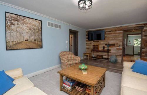 Little Blue Cottage: a wooded getaway near beaches and towns - Foto 15