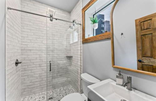 Amazing Rooftop Patio Overlooking street - Foto 24