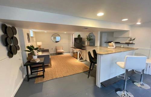 New! Cozy 4-bedroom w/ free parking. Dogs welcome! - Foto 20