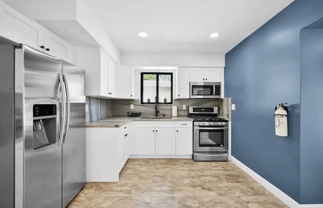 Stunning 3 Bd Pool House w Enchanting Water Views - Foto 16