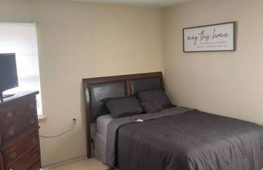 Beautiful Spacious 3 BR brick home for the family - Photo 17