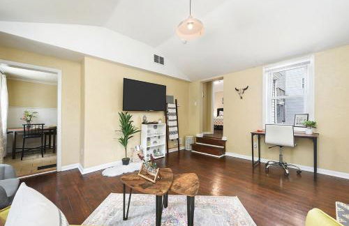 HostWise Stays - Block to AGH - King Bed, Free Off Street Parking - Foto 24