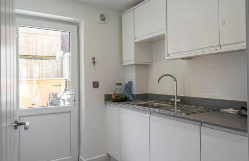 Beach Mews - Modern townhouse with patio and private parking - Photo 16