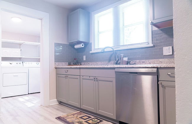 Hot Tub Home With Commercial Parking - Photo 2