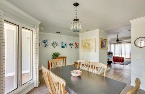 St Helena Island Retreat with Deck Walk to Beach - Foto 7