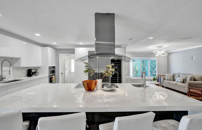 Luxe 4BR Waterfront w Htd Pool 5min to Beach - Foto 18