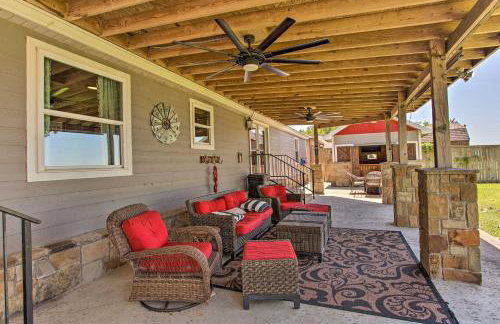 Lakefront Retreat with Pier, Bar Hut and Fireplace! - Foto 27