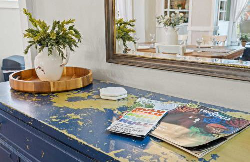 Elegant Manor w Private Yard & Modern Amenities - Foto 64