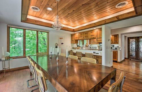 Luxe Plymouth Chalet with Indoor Pool and 3 Decks! - Foto 8