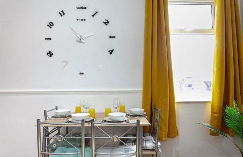 Fabulous Stay - 4 Bedroom House, sleeps 9, ideal for Business and Contractors, Free parking - Foto 8