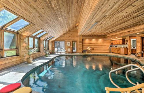 Luxe Plymouth Chalet with Indoor Pool and 3 Decks! - Foto 37