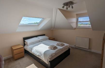 Cheltenham large house with gym, bar & hot tub - Photo 19