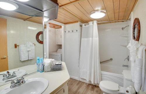 Waterfront Royal Home with Dock and Patio! - Foto 15