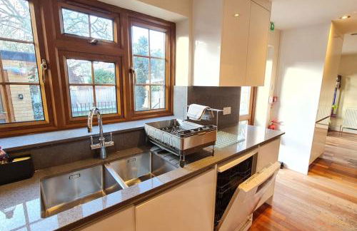 Luxury London House Sleeps x 16, Free Parking, Free Wifi, Garden Patio, Close to tube line easy access to Central London - Foto 72