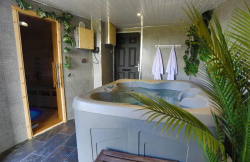 Coastal Cottage, Private Hot Tub & Sauna Sleeps 2-8 with Views - Foto 3