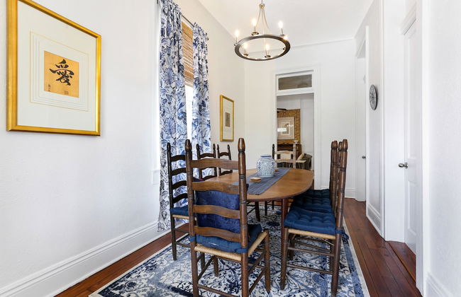 Uptown Spacious 4BD w Historic Charm - Foto 17