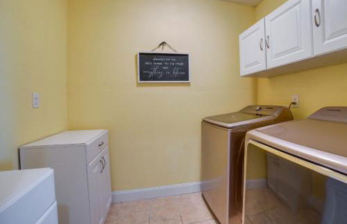 Inviting Connellsville Getaway with Deck! - Foto 30