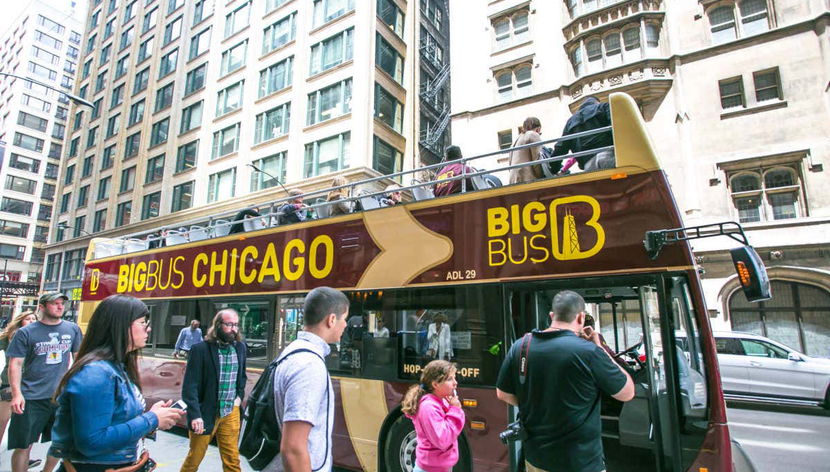 Subiendo al autobús turístico de Chicago