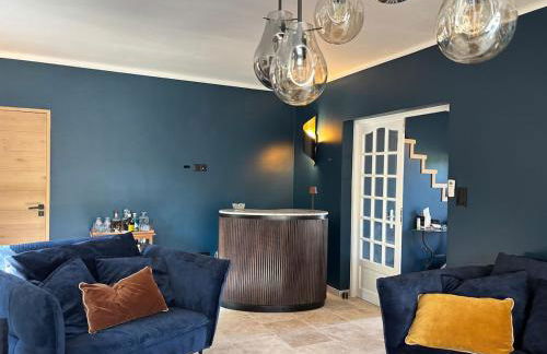 Villa Soleil Piscine Jacuzzi Pétanque Espace bbq billard et salons extérieurs - Foto 19