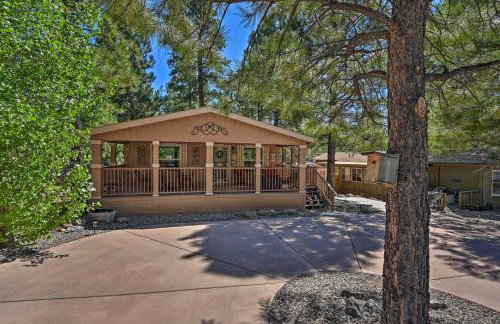 Near Hiking Munds Park Cabin with Deck and Yard - Foto 26