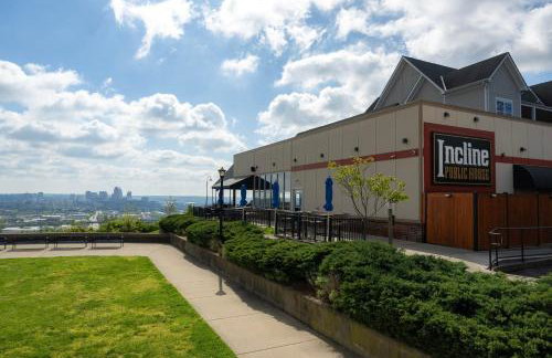 Above Coffee Shop, Cincy Hilltop Apt, City Views! - Foto 25
