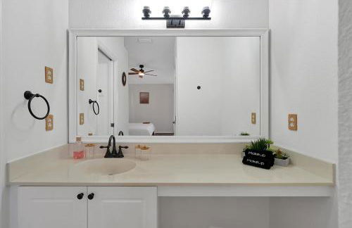 Remodeled Retreat: Tranquil Resort Oasis Near Theme Parks - Foto 30