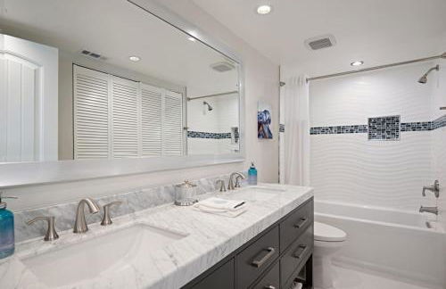 Chic Upstairs Condo Steps from Strands Beach - Foto 21