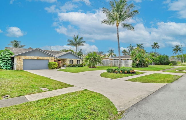 Family-friendly 5BR Home w/ Heated Pool & Parking - Foto 19