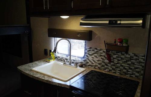 RV11 XLR - 27' Family Toy Hauler - Sleeps 6 - Foto 13