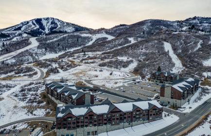 Jordanelle Sunrise Modern Condo, Gondola Access, Year-round Outdoor Fun - Photo 4