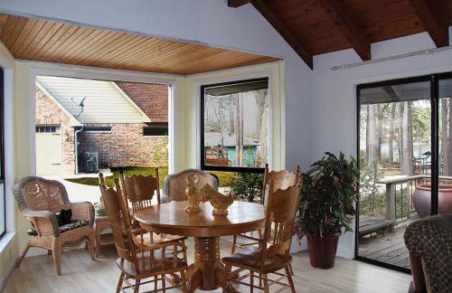 Lake Palestine Family Getaway with Waterfront Deck - Foto 10