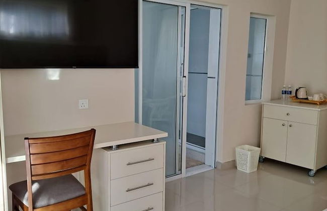 Modernly Furnished Standard Room With Queen bed - 2220 - Foto 3