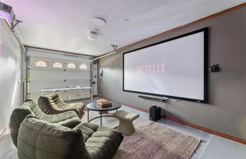 Golf-Side Luxe Escape Sleeps 13 Hot Tub & Theater - Foto 4