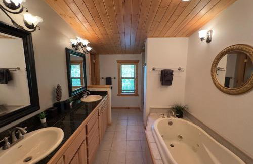 The Carriage House Walk to River Lake In Town - Foto 24